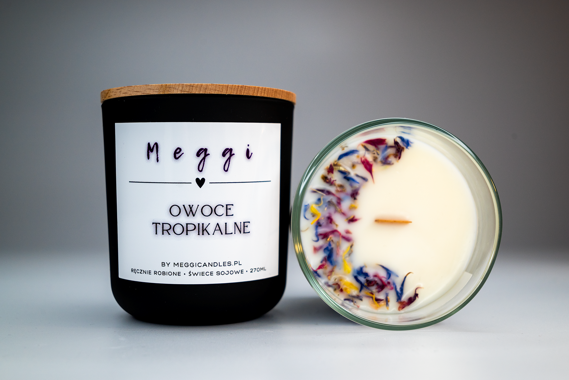 Podróż po egzotycznych aromatach z naszymi ekologicznymi świecami sojowymi Meggi o zapachu owoców tropikalnych. Megicandles.pl prezentuje unikalne świece, które przeniosą Cię w rajską oazę pełną soczystych i intensywnych zapachów. Odkryj świeżość tropików, tworząc atmosferę relaksu i egzotycznej przyjemności w swoim domu.