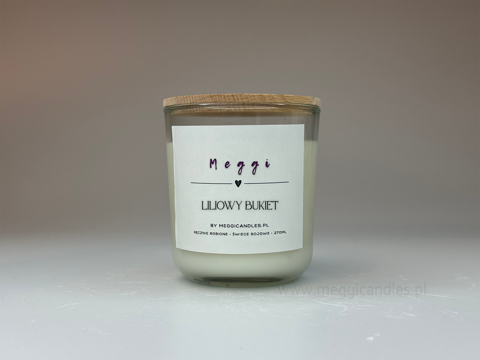 Zapach liliowego bukietu w nowym wymiarze! Poznaj unikalne doznania z ekologicznymi świecami sojowymi od Megicandles.pl. Przenieś się w świat subtelnych kwiatów, otulając swój dom przyjemnym aromatem. Elegancja i ekologia spotykają się w naszych liliowych świcach sojowych, tworząc niezapomnianą atmosferę relaksu i uroku.