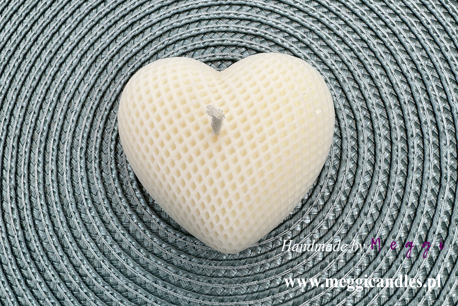 Świeca sojowa Meggi Małe Serce na materiałowej podkładce