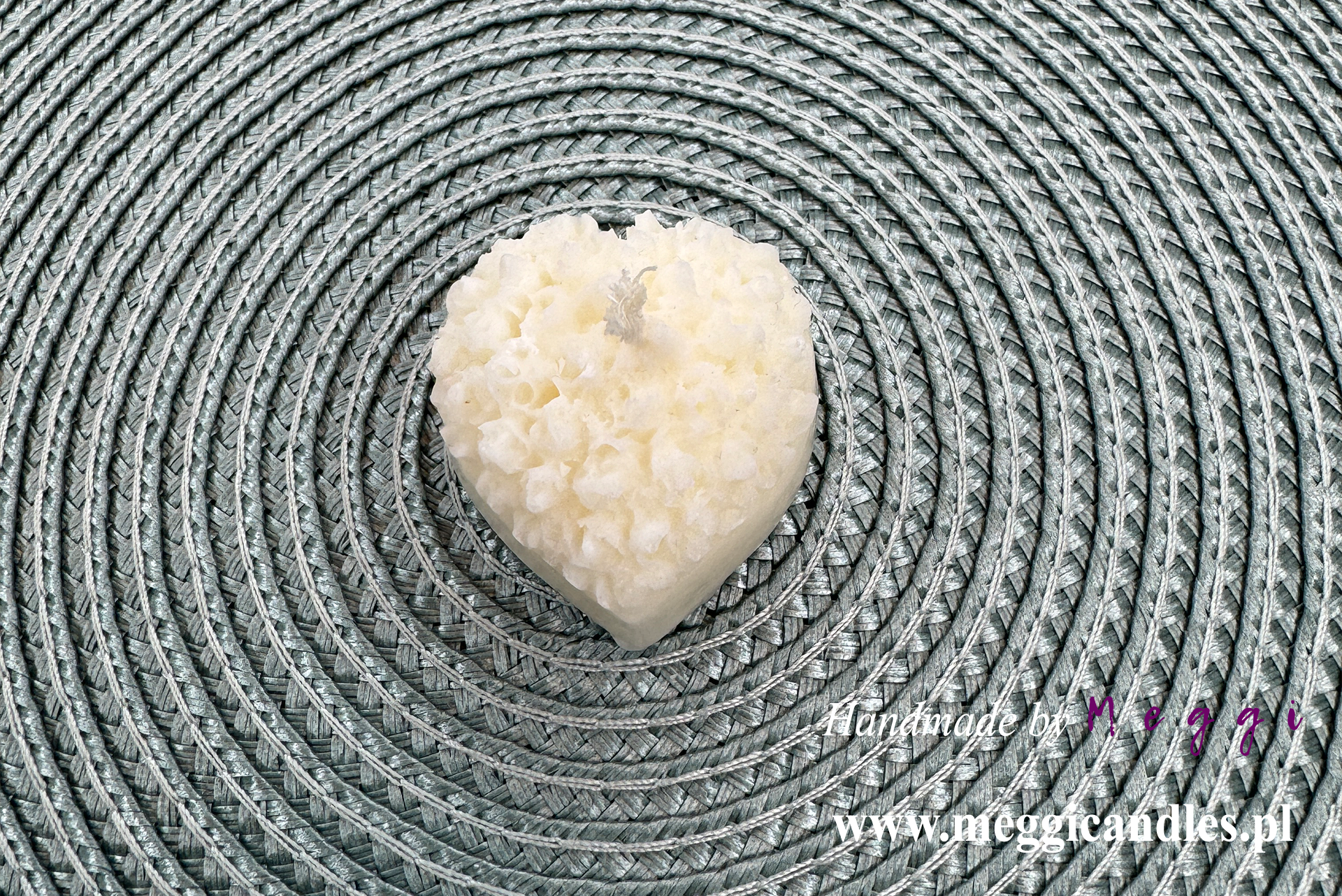 Różane serduszko na szarej materiałowej podkładce