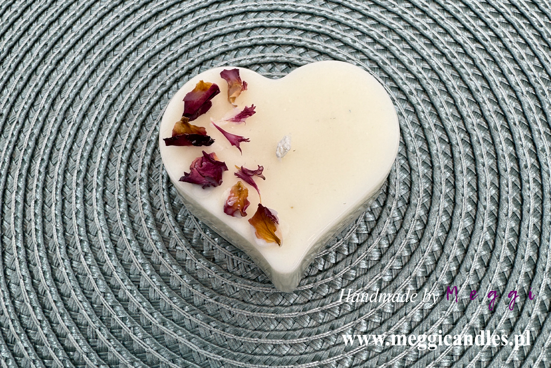 Świeca sojowa Serce z płatkami róż na materiałowej podkładce